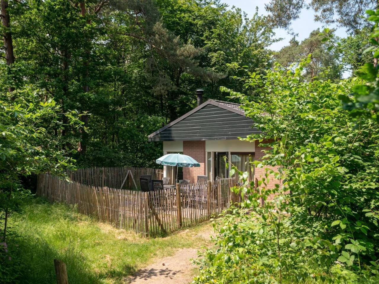 Comfort 6-Person Dog Bungalow In The Holiday Park Landal Heideheuvel Beekbergen Esterno foto
