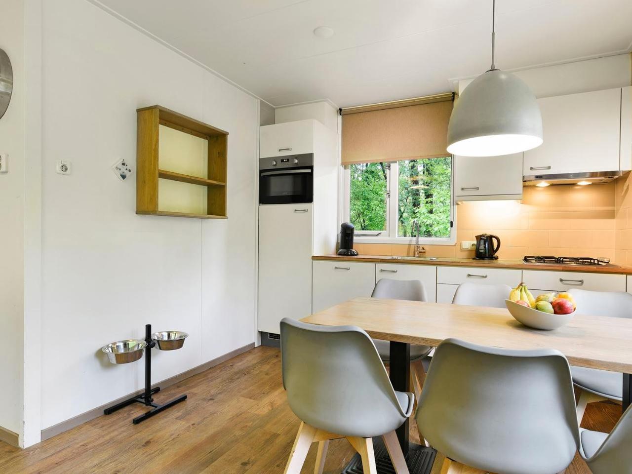 Comfort 6-Person Dog Bungalow In The Holiday Park Landal Heideheuvel Beekbergen Esterno foto